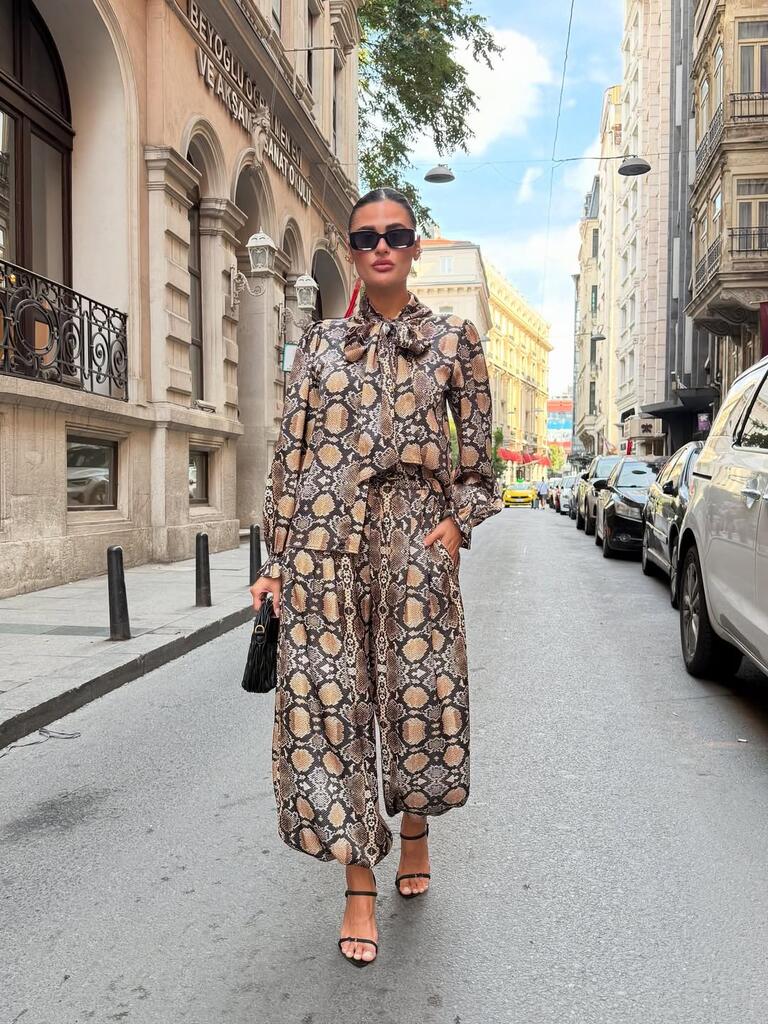                                                                                                                                                                                                                                          COMPLEU SNAKE PRINT